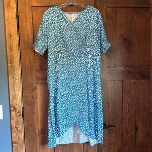This pretty dress has never been worn. It’s a high-low size L.